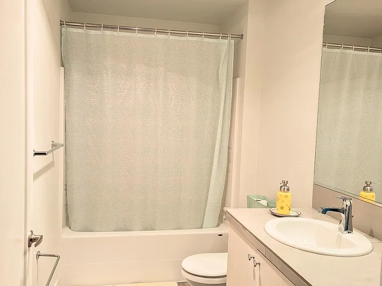 Second bathroom with tub