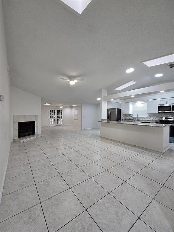 3 bed, 2.0 bath, 1684 sqft, $2,500 — Photo 3