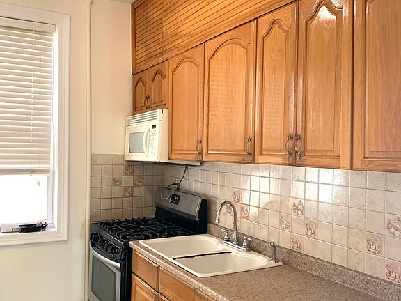 Kitchen with small dining space on the left side