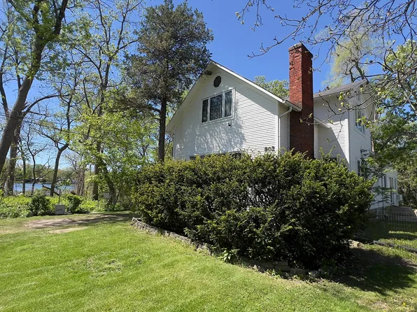 902 N Lake Shore Dr, Round Lake Beach, IL 60073