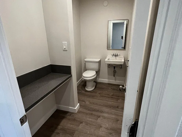 429 W Elk Ave #B — Photo 14