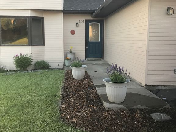 2nd image of 104 Kinnikinnick Ct