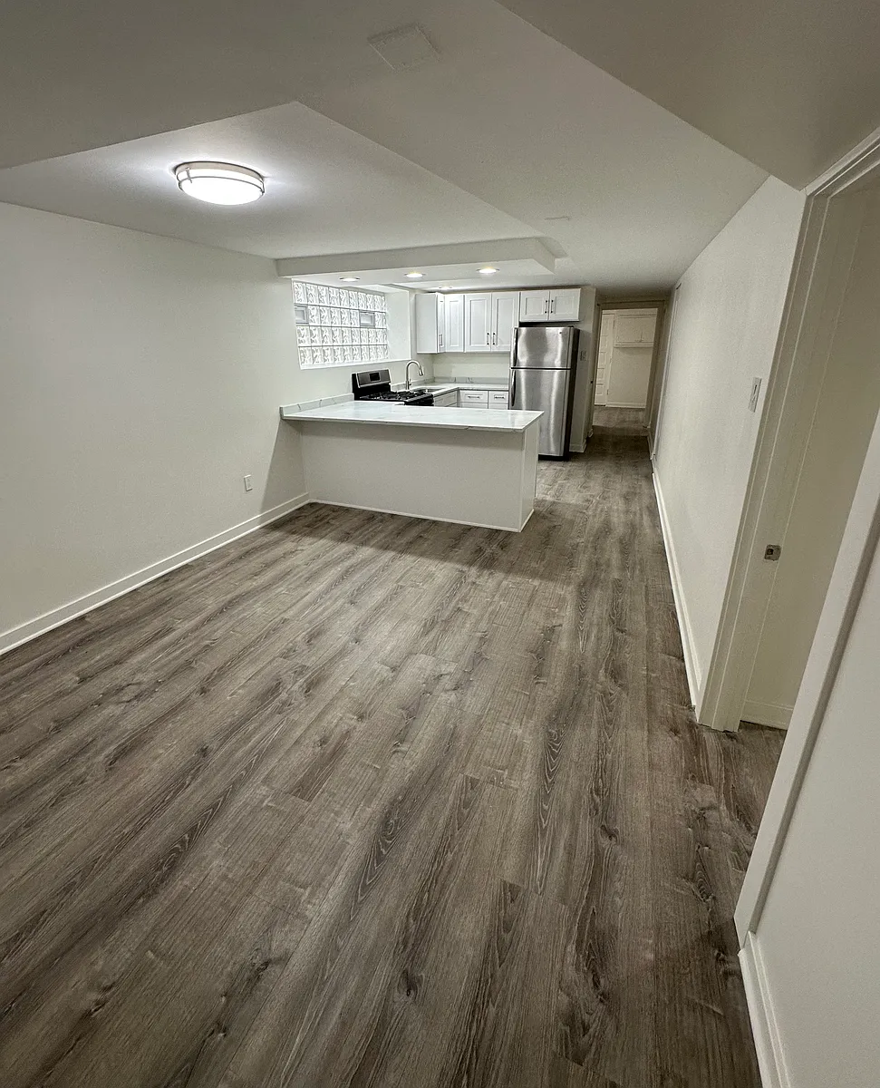 Building Photo - 6049 W Roscoe St #BASEMENT