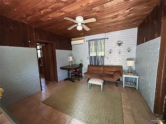 3rd image of 100 Lakeview Dr