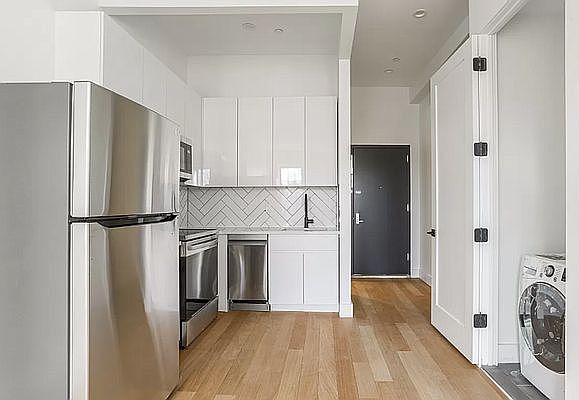 2nd image of 1113 Putnam Ave #3R