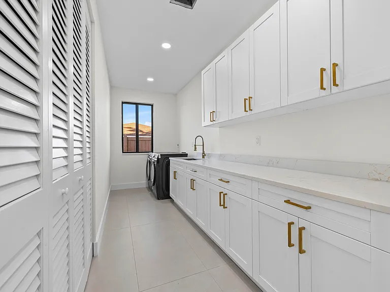 621 NW 42nd Ave — Photo 40