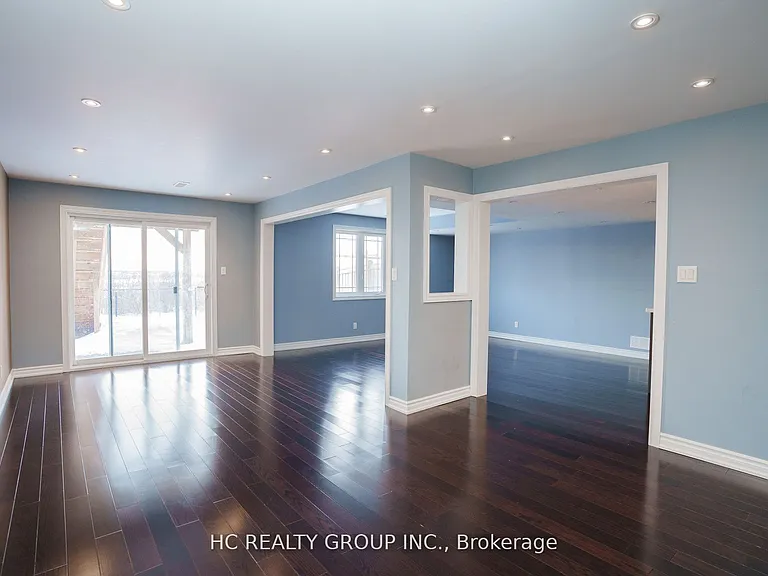 215 Armstrong Cres — Photo 26