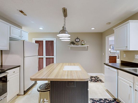 3rd image of 10430 Pine Glen Cir