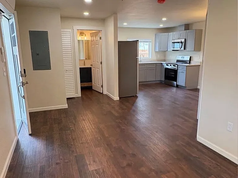613 Saint Thomas Ln #A-B — Photo 2