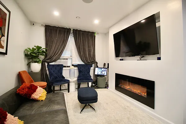 Rented by Hagstrom Management Inc | media 27