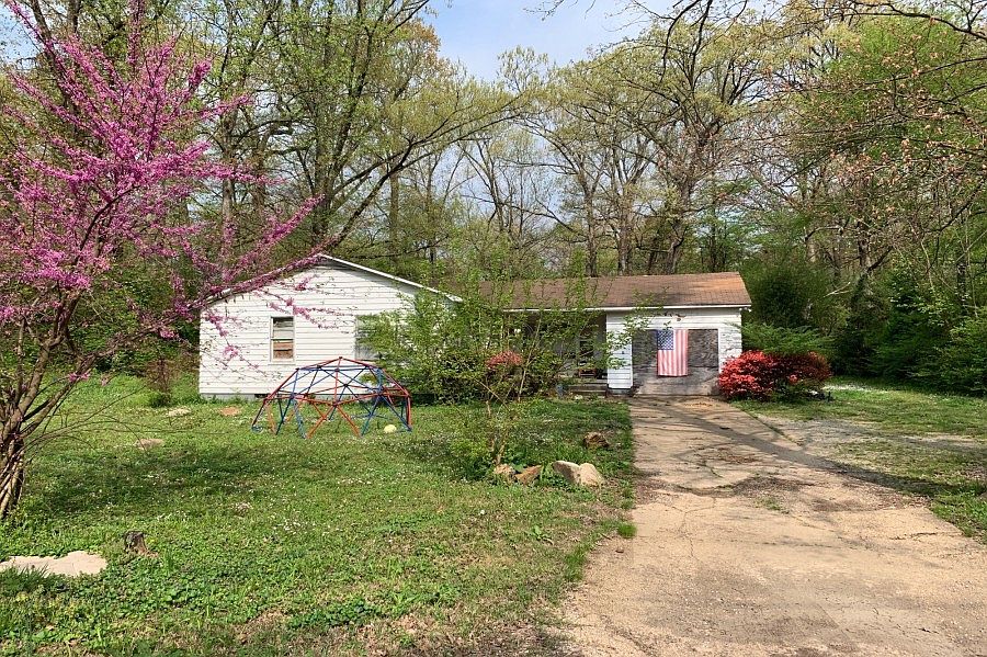 1st image of 900 Oakwood Dr