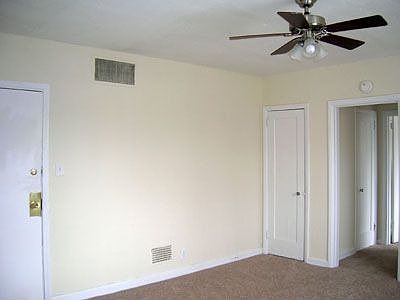 2640 Victory Parkway Living Room