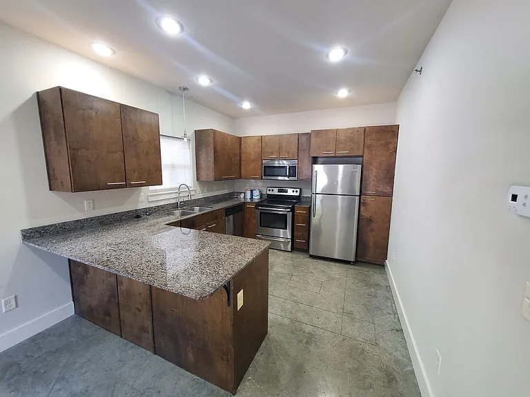 1241 N Oakland Ave — Photo 2