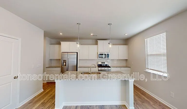 1109 Maridian St — Photo 2