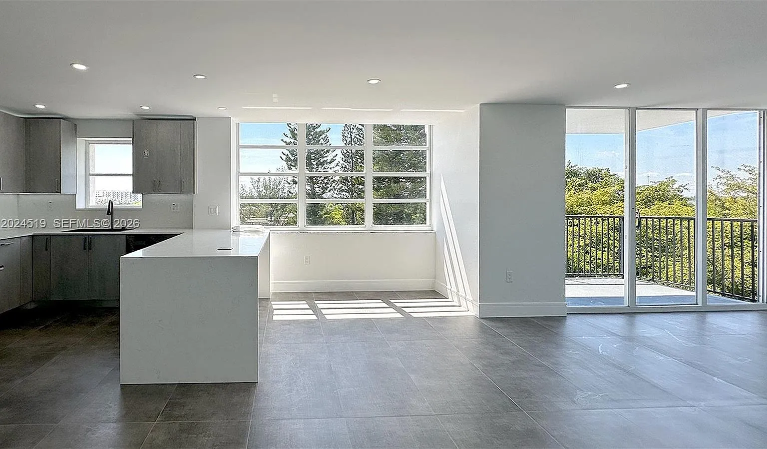 Commodore Plaza Condo — Photo 3