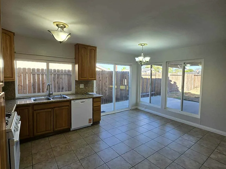 1495 Vallejo Dr — Photo 7