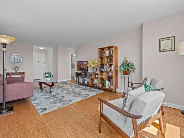 555 Kappock Street image 6 of 20