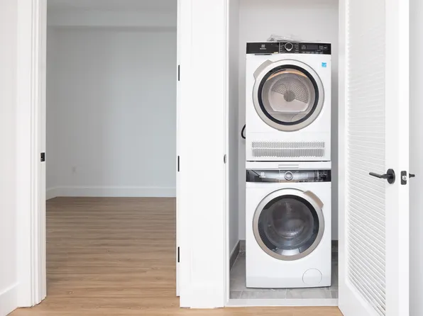 2230 Cropsey Avenue image 10 of 71