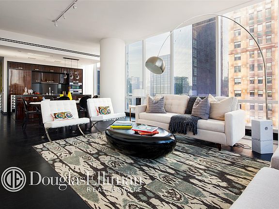 3rd image of 157 W 57th St APT 44B