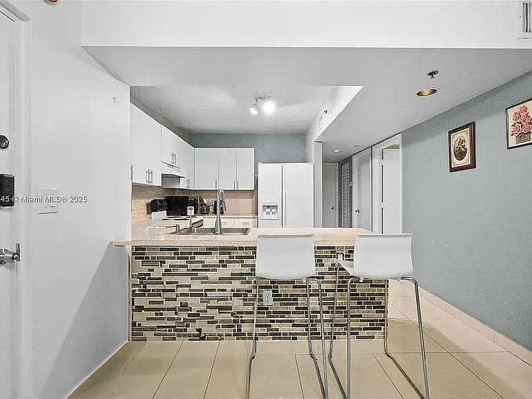3 bed, 2.0 bath, 1221 sqft, $3,000 — Photo 4