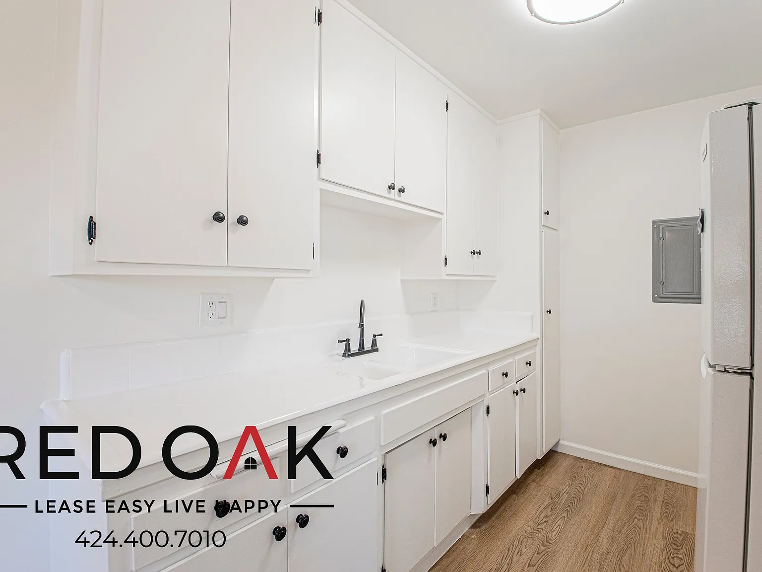 Bright 1-Bed with Hardwood-Style Floors, Air Conditioning, On-Site Laundry and Parking Included i... — Photo 4