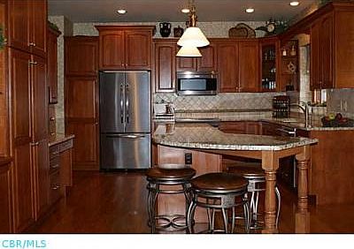 3rd image of 6231 Inverurie Dr W