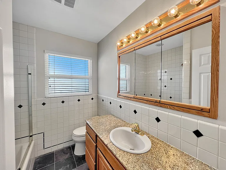 3840 Talbot St — Photo 10