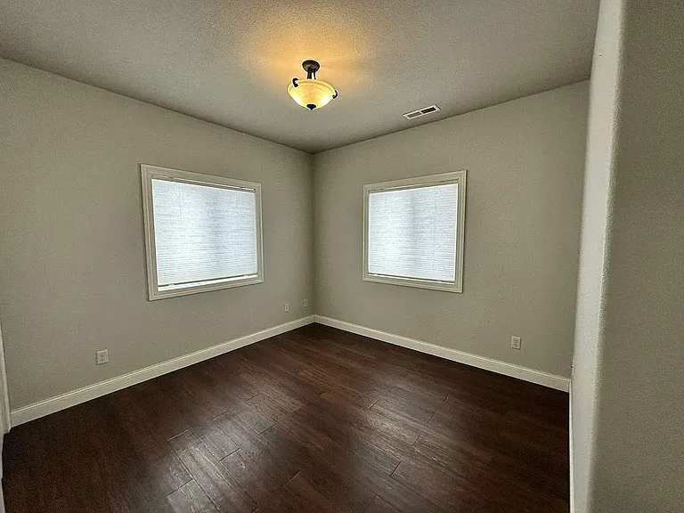 1111 Anamosa St #3 — Photo 17