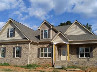 281 Deerwood Dr, Lexington, NC 27295