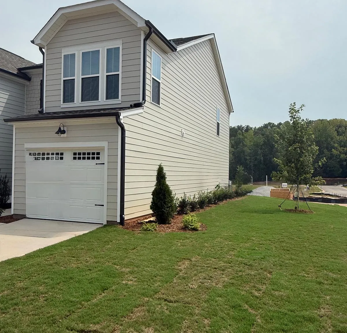 3 bed, 2.5 bath, 1558 sqft, $1,995 — Photo 2