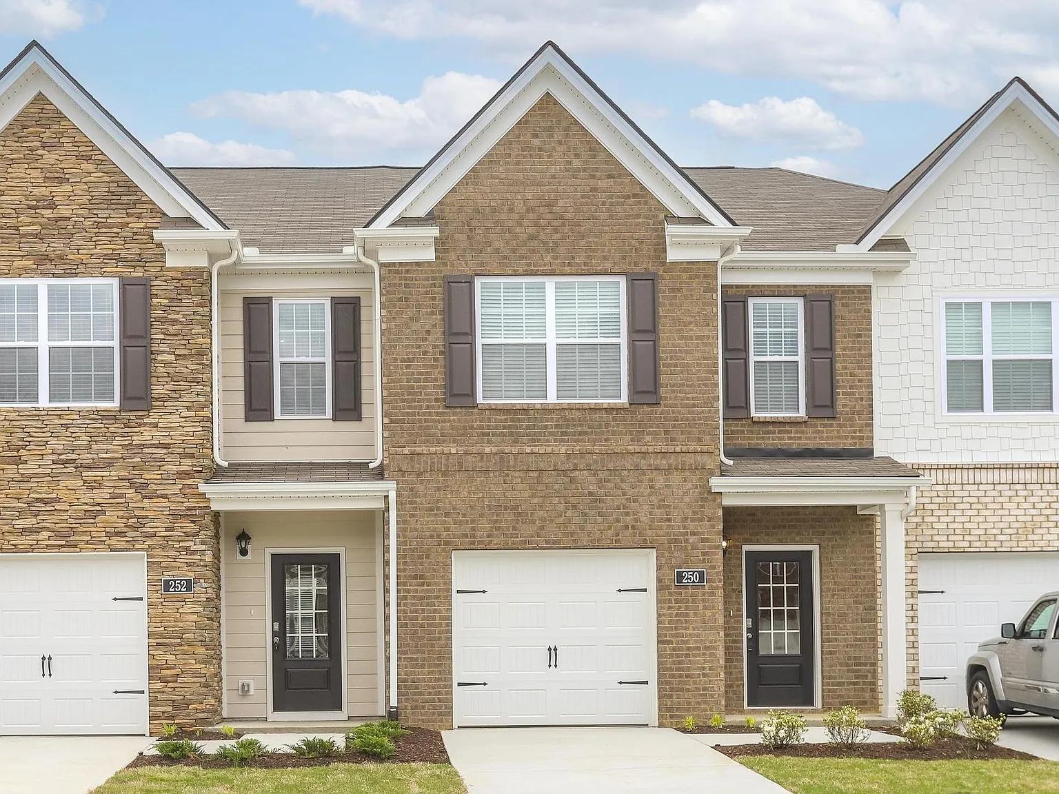 3 bed, 2.5 bath, 1474 sqft, $1,975 — Photo 2