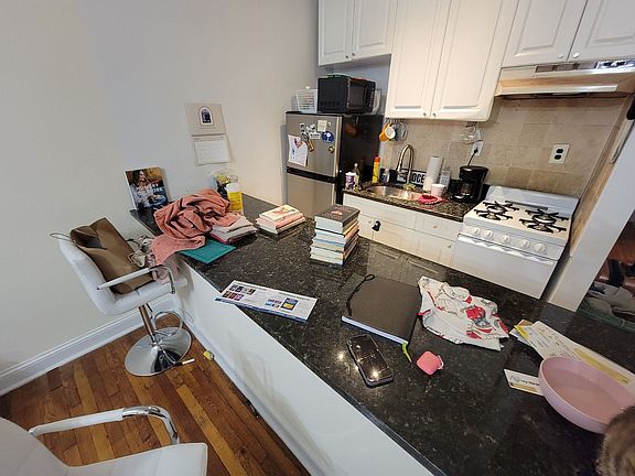 4th image of 146 E 35th St #4X