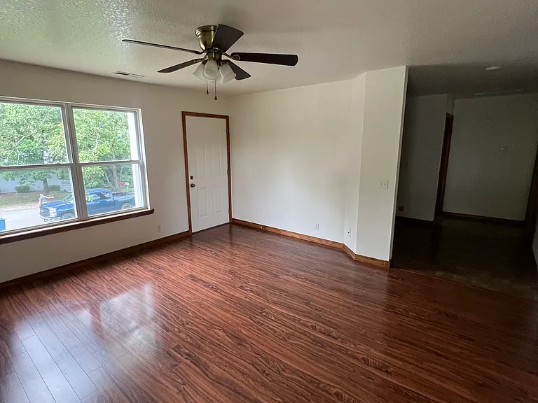 1506 Hilldale Dr — Photo 8