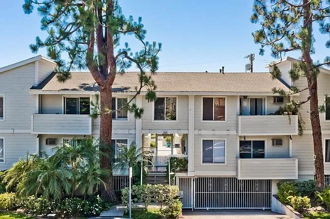 2 bed, 979 sqft, $3,950 — Photo 2