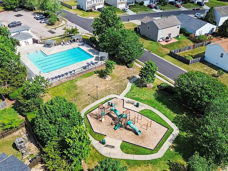 1820 Meadow Crossing Dr — Photo 32