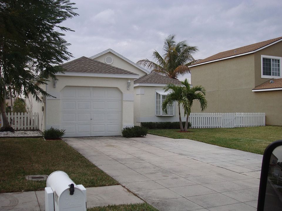 2nd image of 3927 Circle Lake Dr