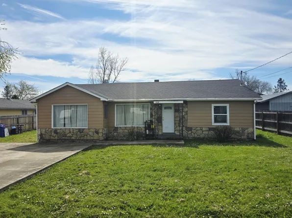 2137 Castle Ave, Roseburg, OR 97471