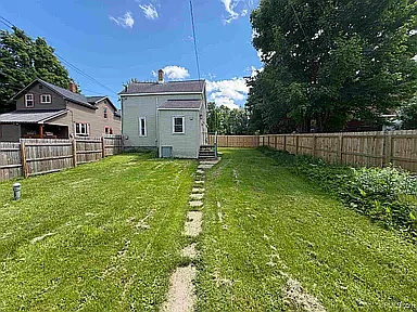 3 bed, 1.5 bath, 1653 sqft, $1,800 — Photo 2