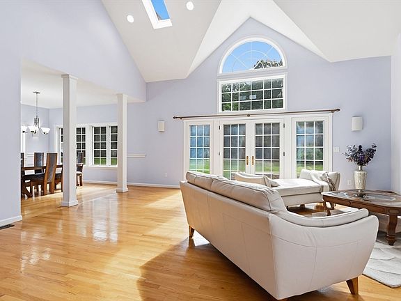 5th image of 20 Raymond Cir