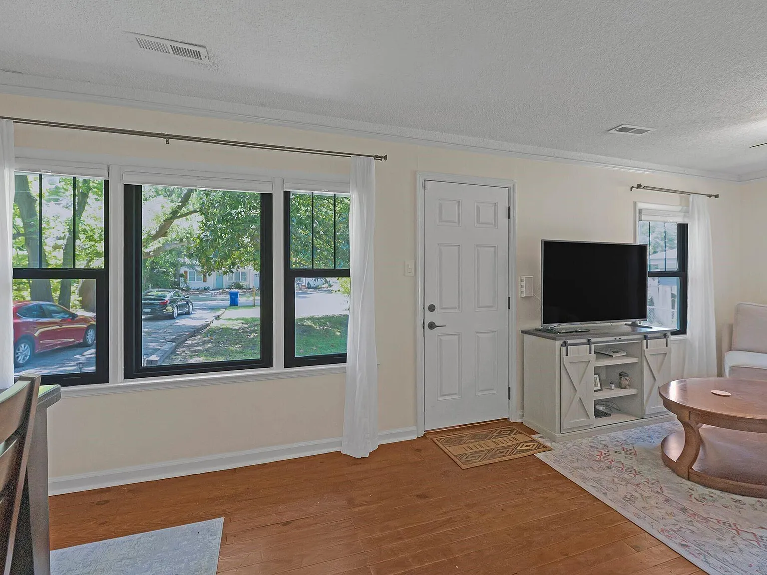 2 bed, 1.0 bath, 720 sqft, $1,900 — Photo 2