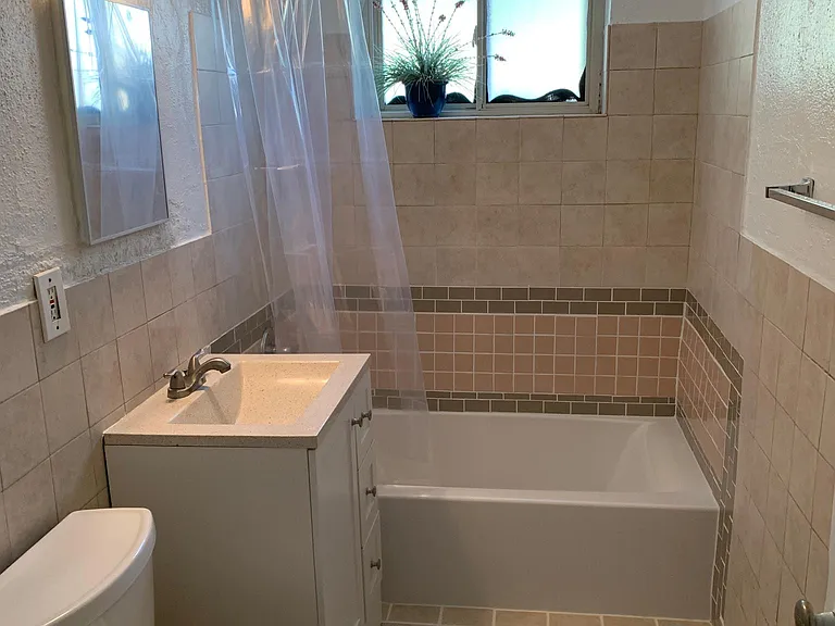 2526 N Oak St — Photo 11