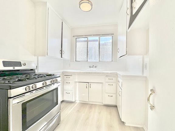 4th image of 501 S Harvard Blvd APT 10