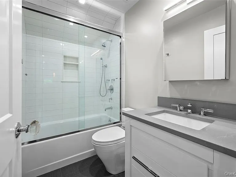 Full bathroom on top floor