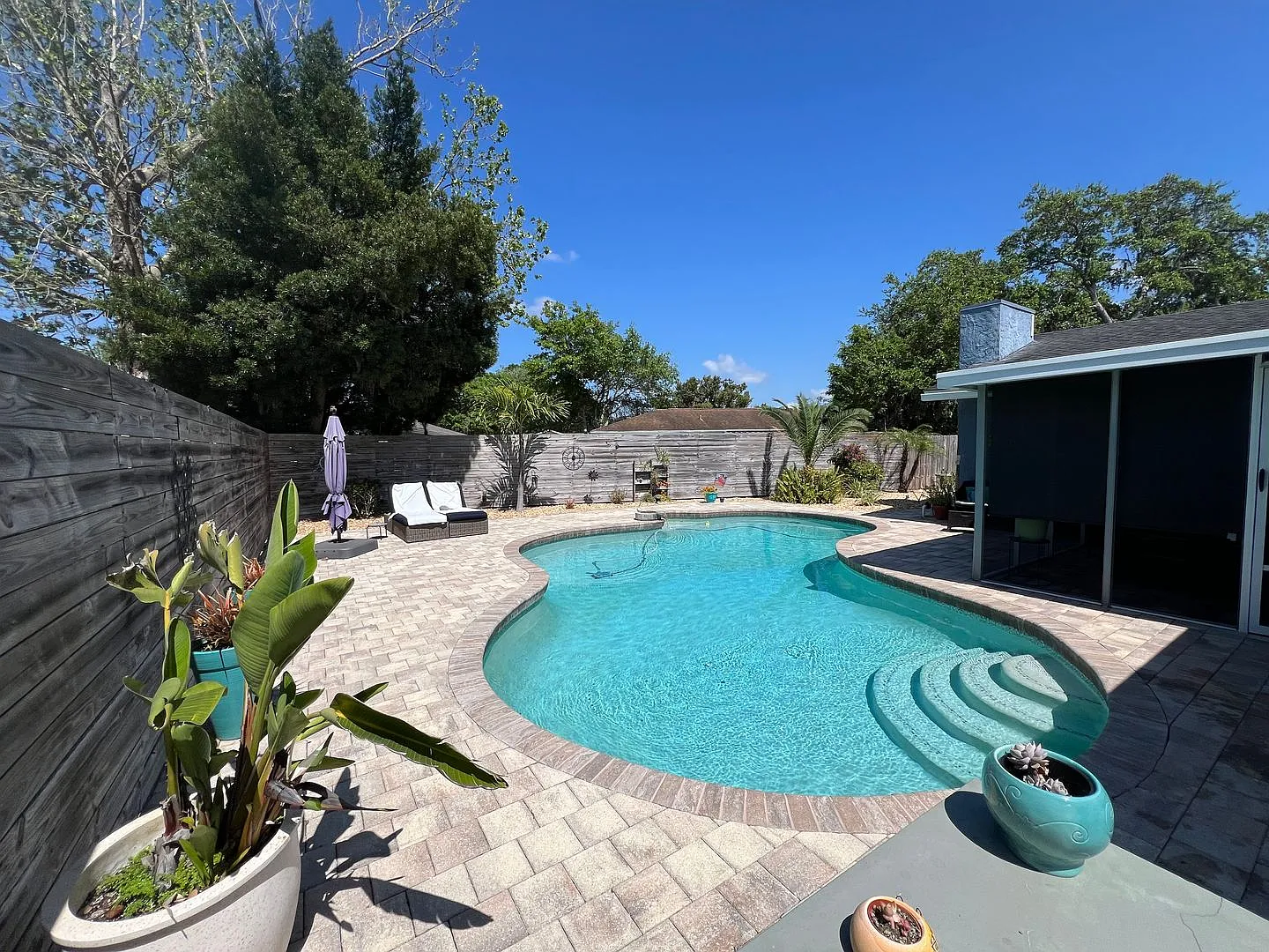 Stunning 3-Bedroom, 2-Bath Home with 2-car garage and Private Pool. — Photo 3