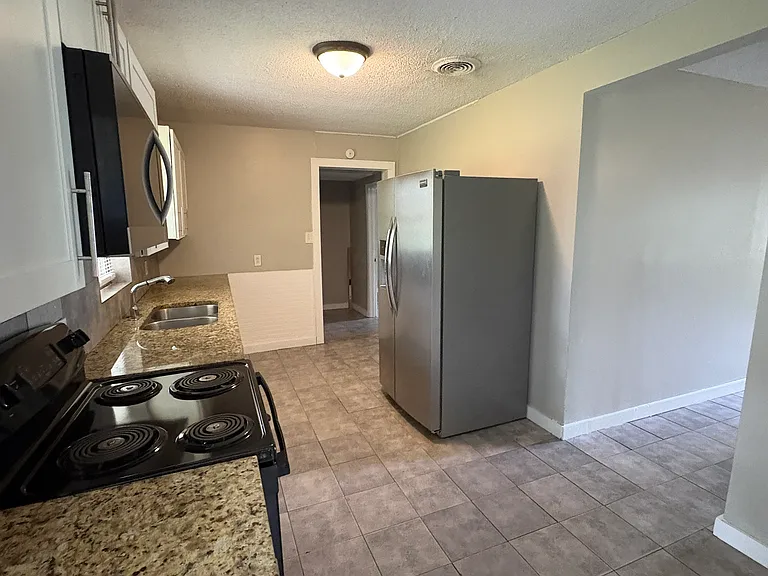 3902 Wesley Dr — Photo 4