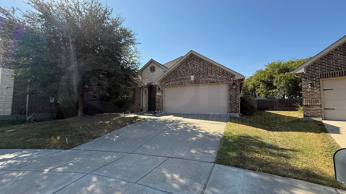 3 bed, 2.0 bath, 2038 sqft, $2,300 — Photo 1