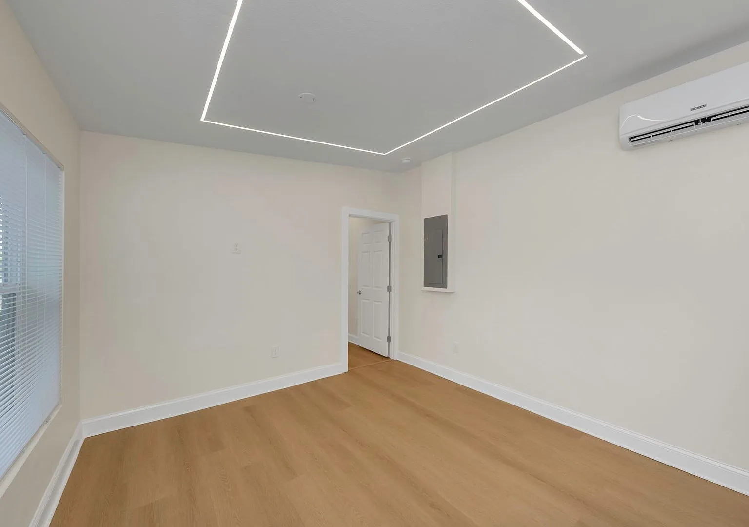 Charming 2 Bedroom, 2 Bathroom Dunedin Triplex Prime Location! Coming Soon — Photo 3
