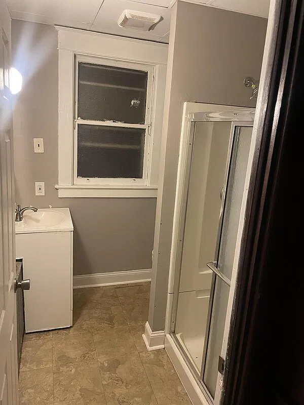 3 bed, 1.0 bath, $1,500 — Photo 3
