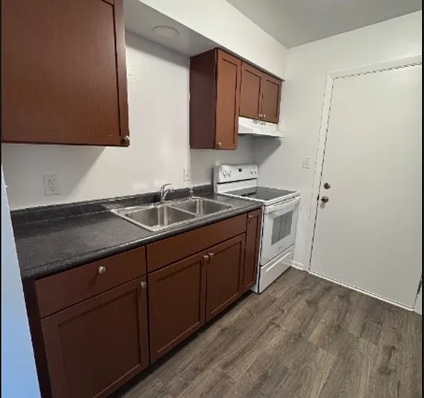 2022 Lawrence Ave — Photo 4