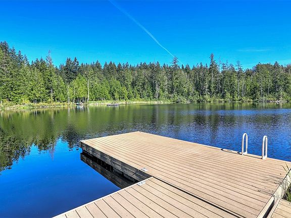 Enjoy your own private dock on this serene lake, perfect for a variety of water activities. Whether you're swimming, fishing, paddle boarding, or taking a relaxing ride with an electric motorboat, this peaceful setting offers endless outdoor enjoyment.>